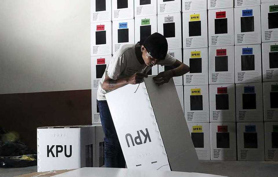 A worker assembles ballot boxes at a village head office in Depok, West Java, last year. (SP Photo/Joanito De Saojoao)
