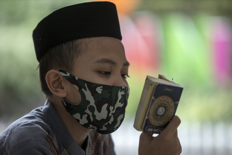 A santri reads a miniature Quran at the An Nuqthah Islamic Boarding School in Tangerang, Banten, on Thursday. (JG Photo/Yudha Baskoro)