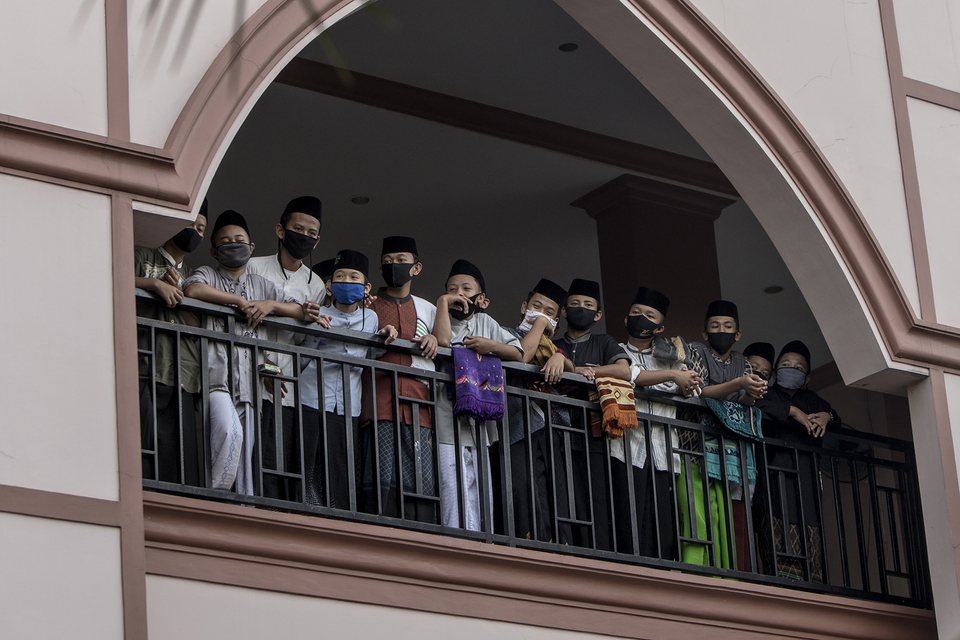 FILE - Students of An Nuqthah Islamic Boarding School gather on the balcony of a mosque in Tangerang, Banten. (JG Photo)