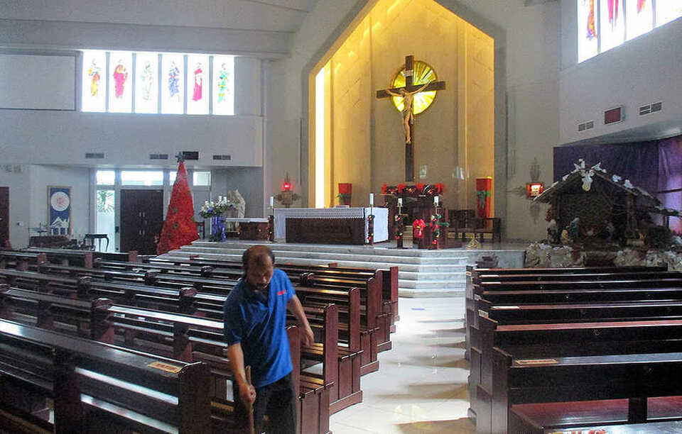 A worker cleans up Santo Yakobus Catholic Church at Kelapa Gading, North Jakarta, on Tuesday (23/12/2019). (SP Photo/ Carlos)