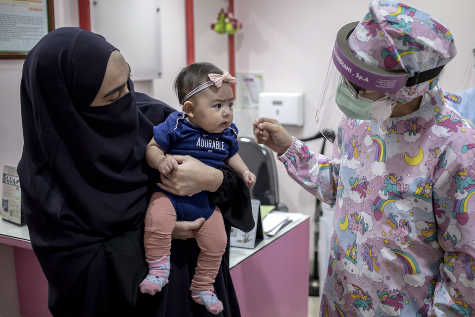 A pediatrician greets a child patient at Tambak Children's Hospital in Menteng, Central Jakarta, on Tuesday. (JG Photo/Yudha Baskoro) 