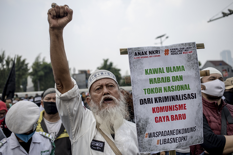 A man sings an anti-communist song during a protest in front of the House of Representatives in Jakarta on Wednesday. (JG Photo/Yudha Baskoro)