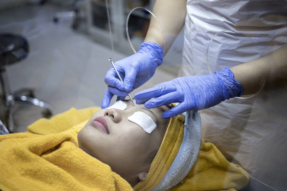 A woman gets a facial treatment at Emerald Health and Beauty Clinic in Menteng, Central Jakarta, on Tuesday. (JG Photo/Yudha Baskoro)