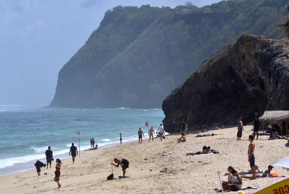 Melasti Beach in Bali reopens on Wednesday as the provincial government trialed a resumption of tourist services. (Antara Photo/Fikri Yusuf)