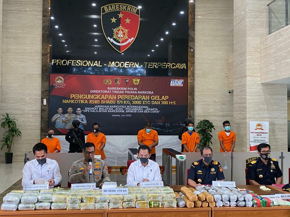 Police show off evidence from a drug bust in a press conference at the National Police headquarters in South Jakarta on Thursday. (Photo courtesy of the National Police)