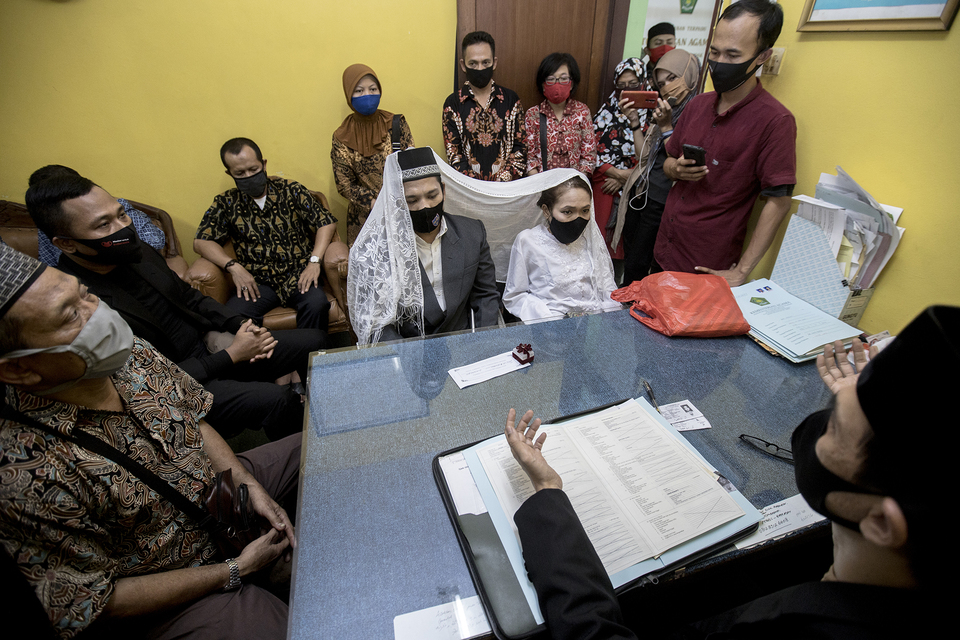 FILE - A marriage officiant performs his duty at the Jakarta Religious Affairs Department office in Cilandak, South Jakarta. (JG Photo)