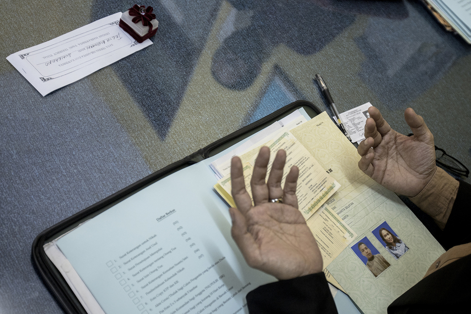 The wedding officiant prays for the newlywed during the wedding ceremony in Office of Religion Affairs in Cilandak, South Jakarta on Tuesday (01/07). (JG Photo/Yudha Baskoro)