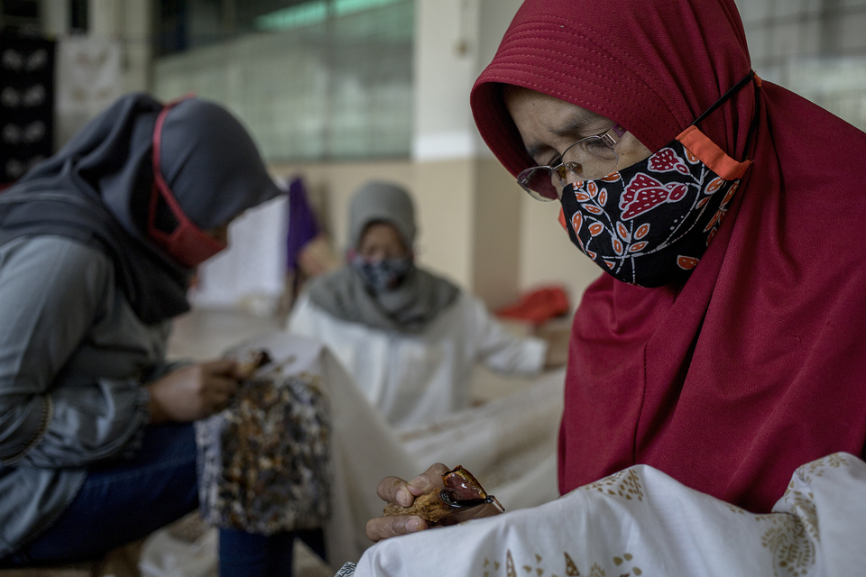 Batik artisans draw patterns with a canting in a workshop at Marunda Apartment, North Jakarta, on Wednesday. (JG Photo/Yudha Baskoro)