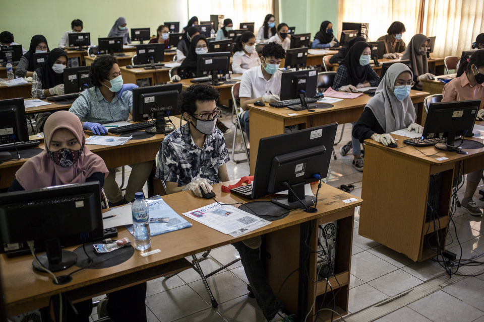 The atmosphere of university entrance test at State Senior High School 3 Jakarta in South Jakarta on (08/07). (JG Photo/Yudha Baskoro)