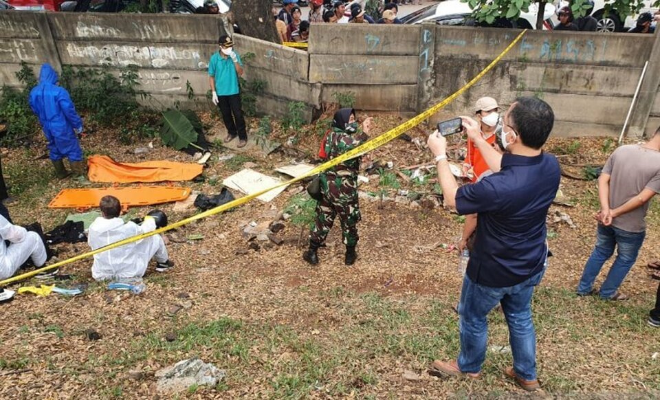 Police conduct investigation at the scene where the body of after Metro TV journalist Yodi Prabowo is found near Jalan Ulujami Raya, Pesanggrahan, South Jakarta, on July 10, 2020. (Antara Photo)