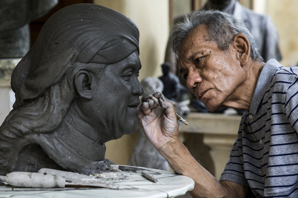 Azmir Azhari, 67, an Indonesian legendary sculptor makes a scale model of Didi Kempot statue at his home in Kebon Jeruk, West Jakarta on Friday, July 10. (JG Photo/Yudha Baskoro)