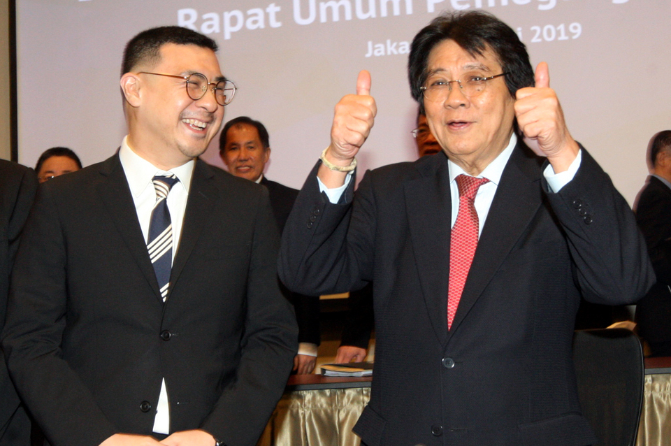 Anthoni Salim, right, and his son Axton Salim attends a shareholders meeting last year. (B1 Photo/Mohammad Defrizal)