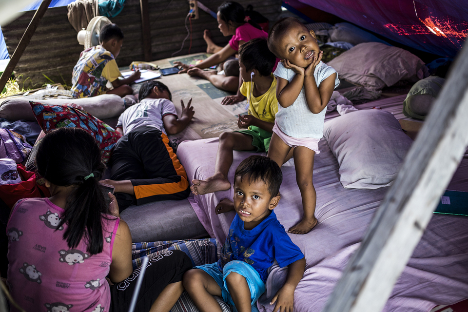 Children shelter in a makeshift tent at Kampung Bandan, North Jakarta on July 20. (JG Photo/Yudha Baskoro)