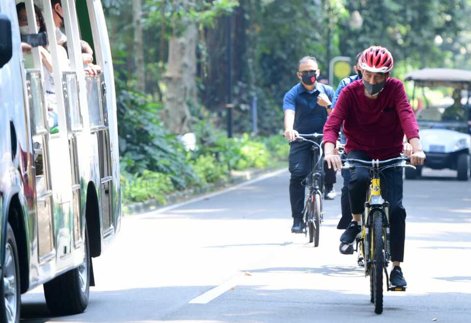 President Joko "Jokowi" Widodo takes a bicycle ride at the Bogor Botanical Park in Bogor, West Java on Saturday. (Photo courtesy of the Presidential Secretariat)