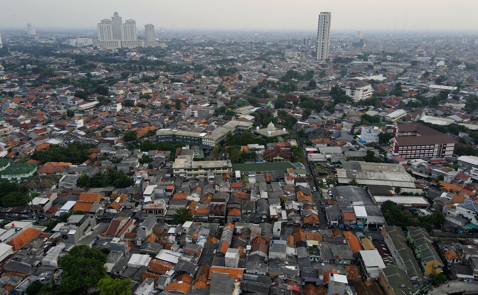 An aerial view of a densely populated area in Jakarta taken on July 27, 2020. (B1 Photo/Joanito De Saojoao)