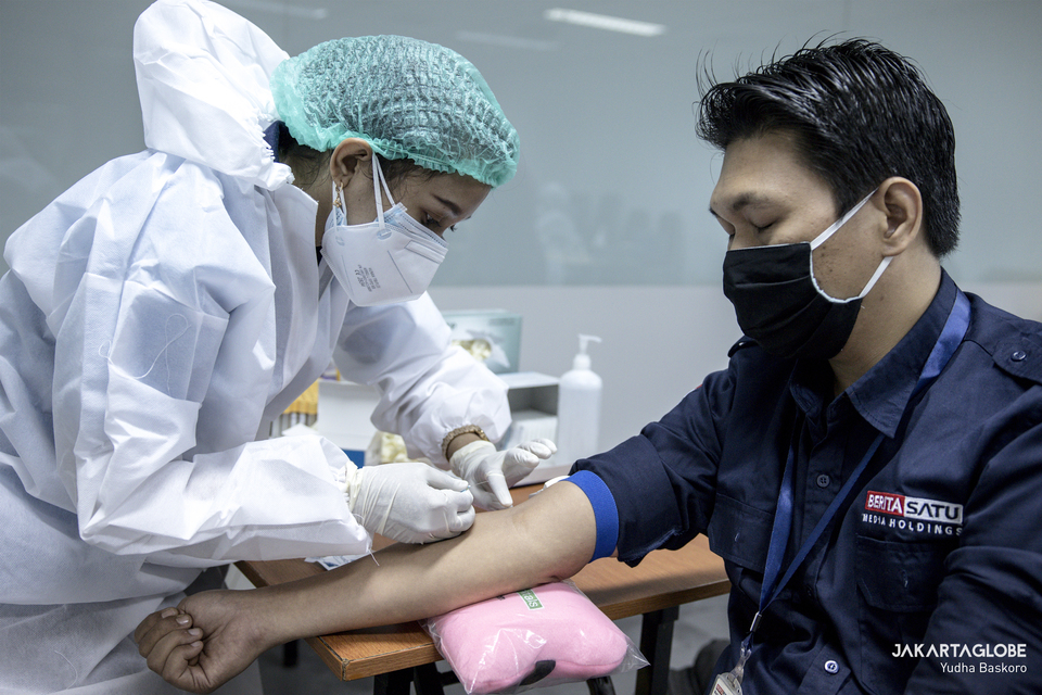 A Siloam Hospital staff collects blood samples from a Beritasatu Media Holdings employee during mass Covid-19 testing at Beritasatu Plaza building in South Jakarta on Thursday. (JG Photo/Yudha Baskoro)
