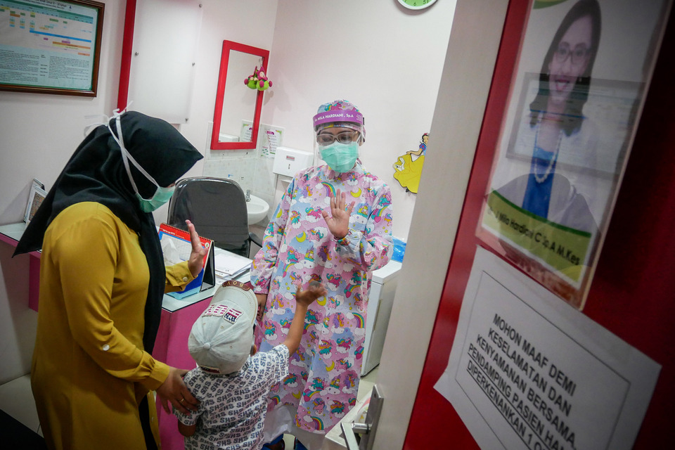 This 2020 file photo shows a pediatrician welcoming a child patient and his mother at Tambak Mother and Child Hospital in Jakarta. (Antara Photo/Rivan Awal Lingga)