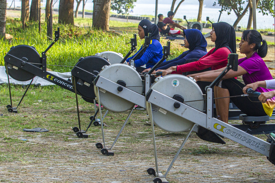 Several West Java's rowers train Situ Cipule in Karawang, West Java, last month for the 20th National Sports Week (PON) in Papua on 2-13 October. (Antara Photo/M. Ibnu Chazar)