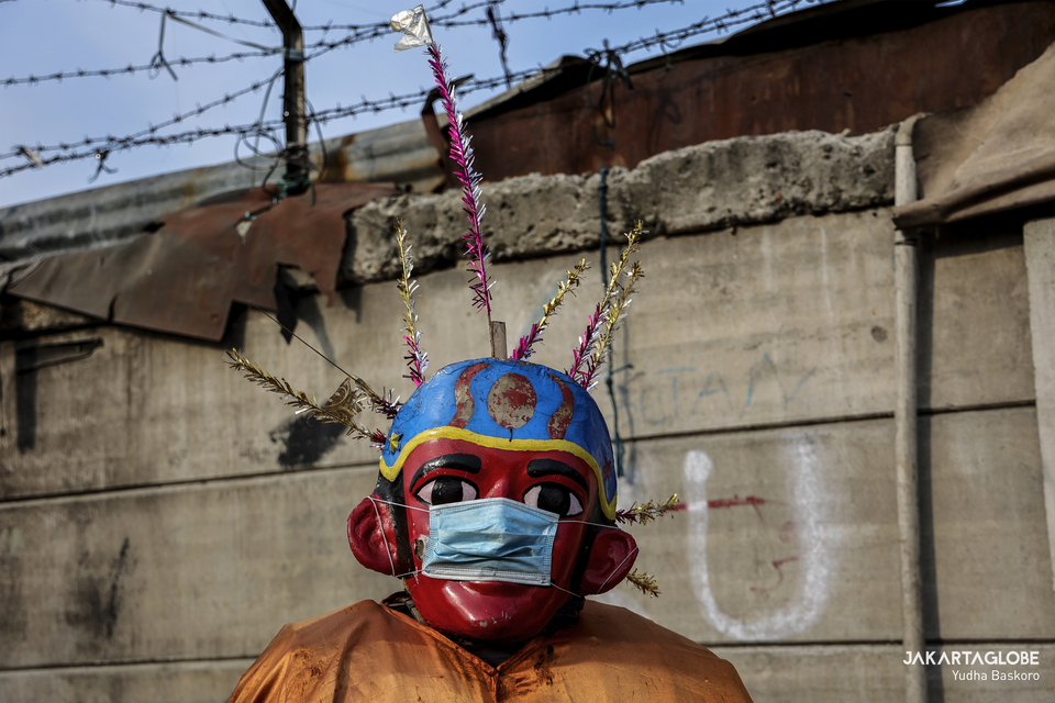A male ondel-ondel puppet is seen wearing a face mask at Kramat Pulo, Central Jakarta on Friday. (JG Photo/Yudha Baskoro)