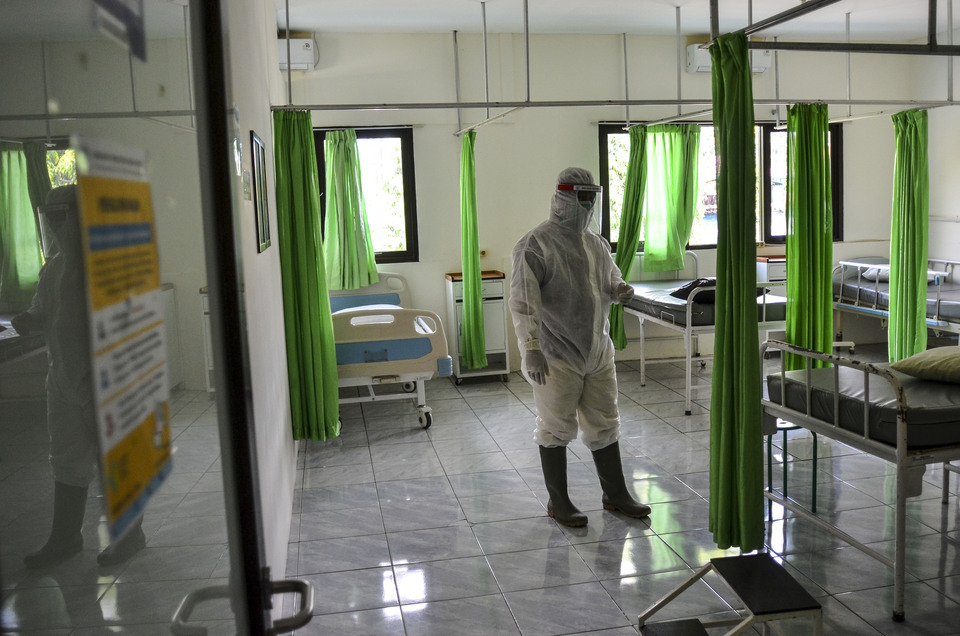 A nurse at a hospital in Ciamis, West Java, inspects the isolation ward for Covid-19 patients on July 14, 2020. (Antara Photo/Adeng Bustomi)