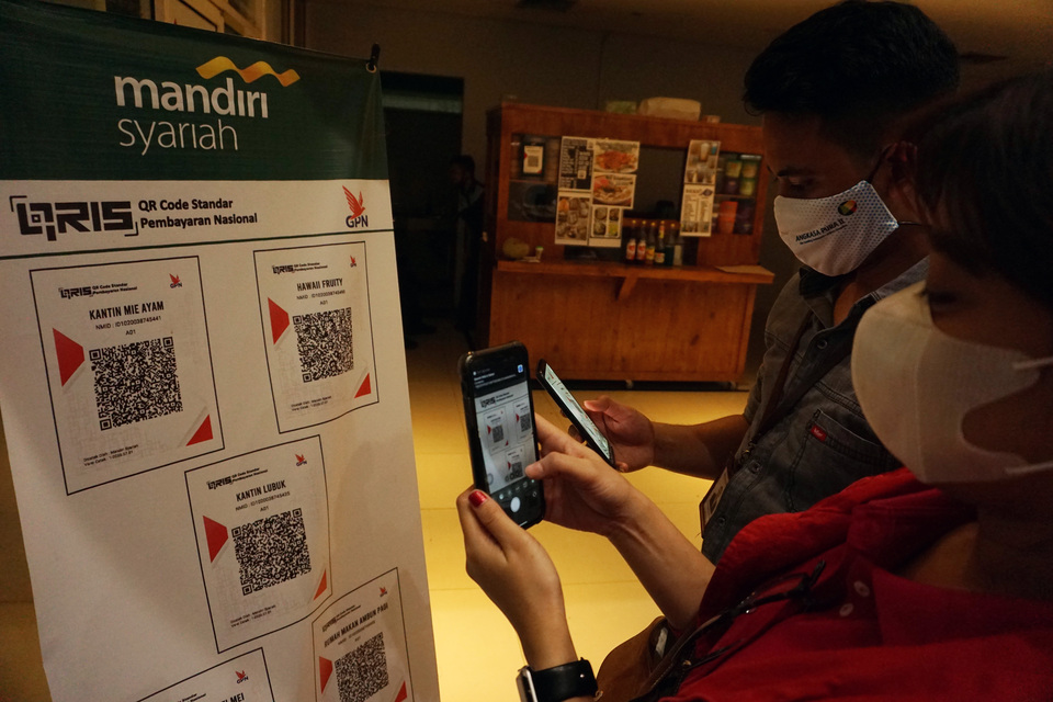 Customers pay for their meals using their smartphones in Tangerang, Banten on Sunday. (Antara Photo/Muhammad Iqbal)
