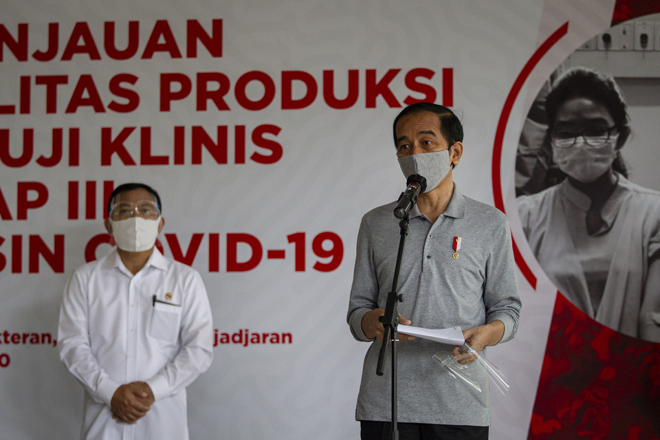 President Joko Widodo, right, accompanied by Health Minister Terawan Agus Putranto speaks at a press conference after observing the Phase 3 clinical trial at the Faculty of Medicine, Padjadjaran University, in Bandung on Tuesday. (Antara Photo/Dhemas Reviyanto)