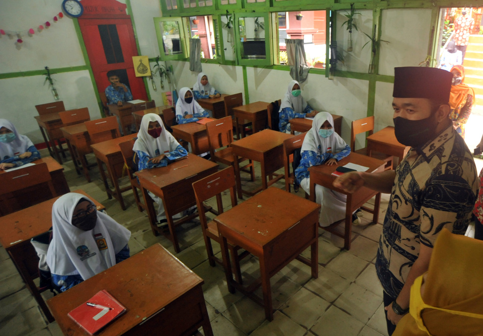 Students attend a class at Padangpanjang State Middle High School in Padangpanjang, West Sumatra, on Wednesday. (Antara Photo/Iggoy el Fitra)