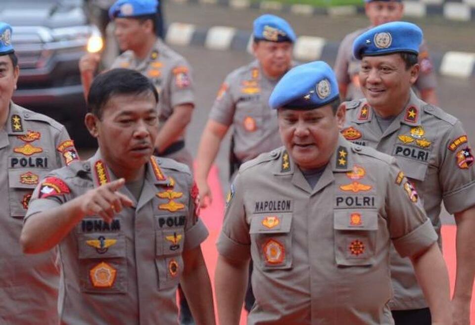 Insp. Gen. Napoleon Bonarpate, right, chats with National Police Chief Idham Azis in this undated photo. (B1 Photo)