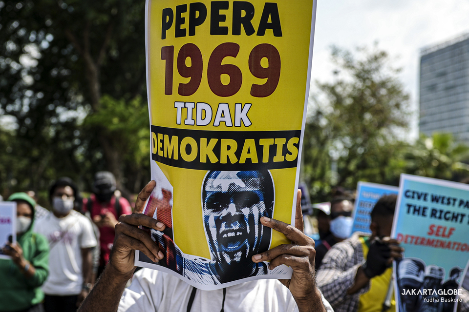 A Papuan activist carries a banner reading that the 1969 referendum in Papua is undemocratic, during a protest outside the US Embassy compound in Central Jakarta on Saturday. The referendum, locally abbreviated as Pepera or the Act of Free Choice, was participated by around 1,000 indigenous Papuans who voted unanimously for Indonesian rule. (JG Photo/Yudha Baskoro)