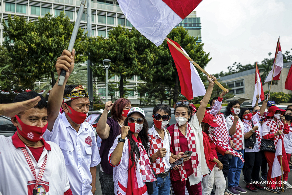A crowd gathers at Hotel Indonesia Circle in Central Jakarta to commemorate the 75th anniversary of independence on Monday. (JG Photo/Yudha Baskoro)