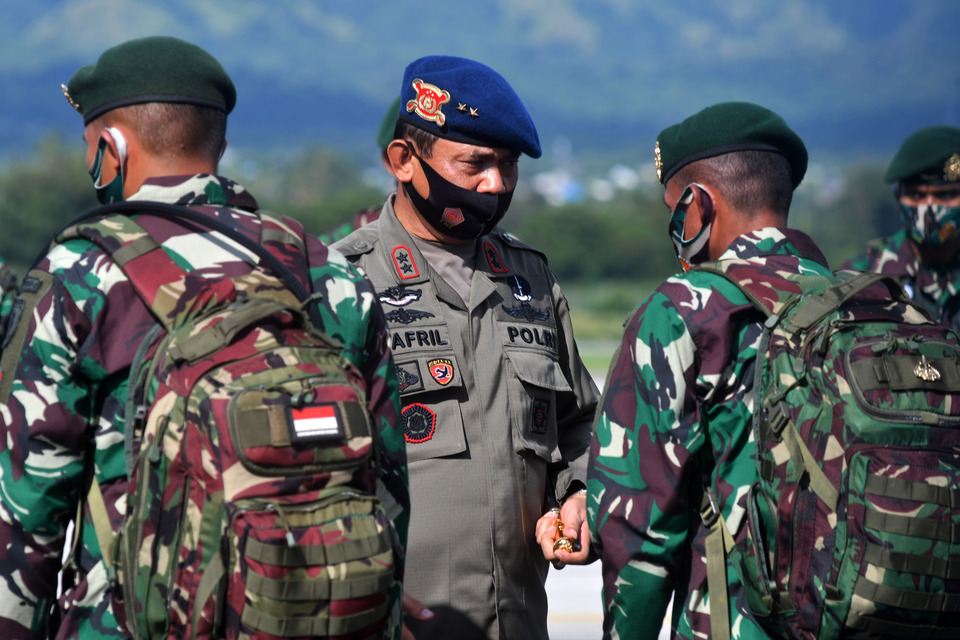 Central Sulawesi Police Chief Insp. Gen. Syafril Nursal, center, welcomes army soldiers at Mutiara Sis Aljufri Airport in Palu, Central Sulawesi, on Aug. 15, 2020. The Army has deployed 150 personnel to assist police in an operation to capture members of militant group East Indonesia Mujahidin (MIT). (Antara Photo/Mohamad Hamzah)