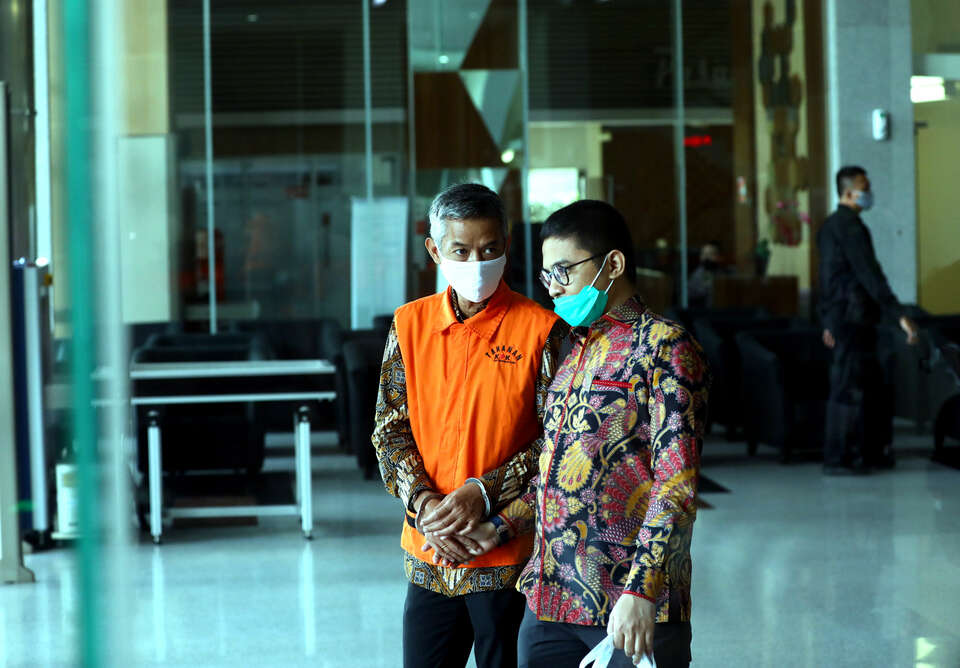 Former General Election Commission (KPU) commissioner Wahyu Setiawan, left, talks with his lawyer after a virtual court hearing on his graft case that he follows from the Corruption Eradication Commission headquarters in Jakarta on May 28, 2020. (Beritasatu Photo/Joanito De Saojoao)