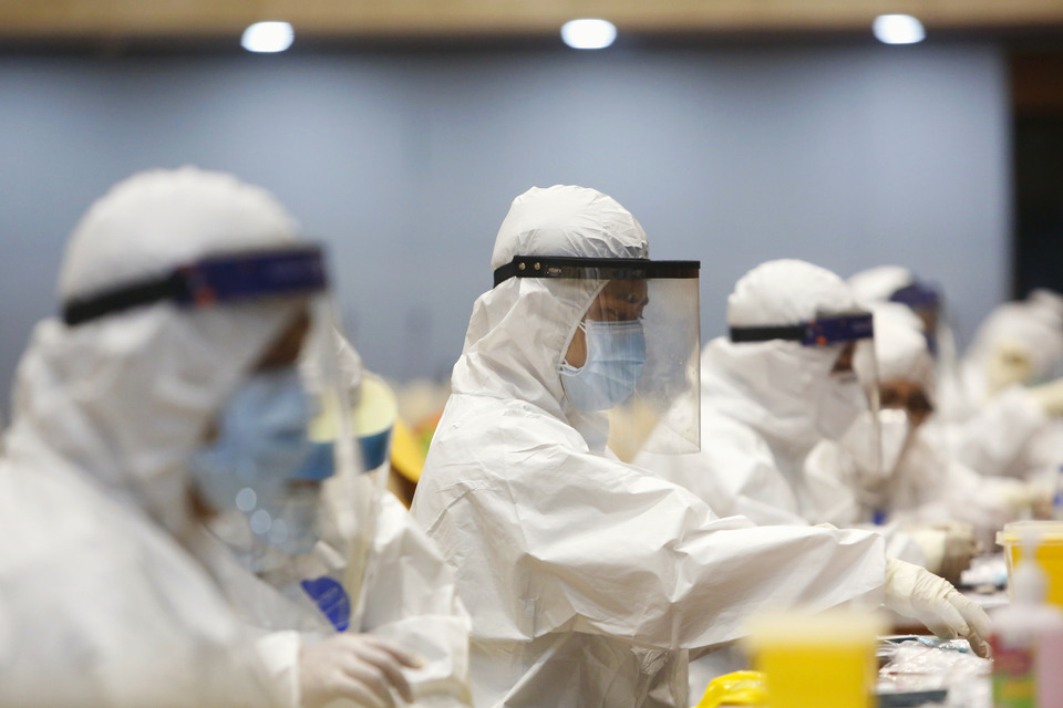 Medical workers take blood samples for coronavirus diagnostic tests in Central Jakarta. (Beritasatu Photo/Ruht Semiono)