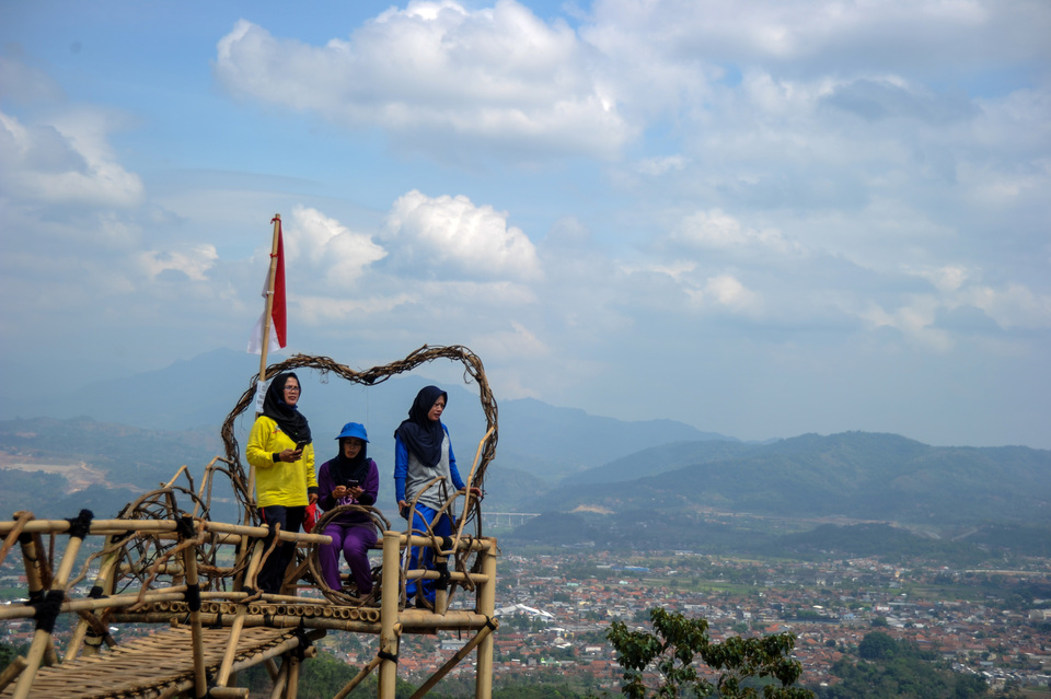 Local tourists takes selfie at Mount Pangadegan in Sumedang, West Java on Tuesday (Antara Photo/Raisan Al Farisi)