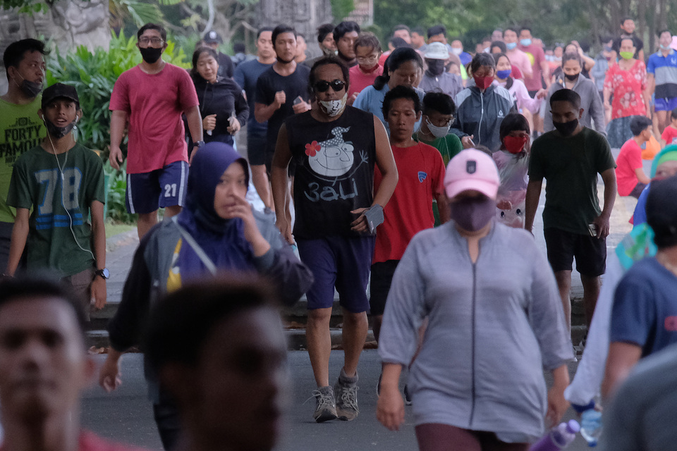 Hundreds of residents, many without a mask, exercise at the Puputan Margarana Renon square in Denpasar, capital of Bali, on Sept. 2, 2020. (Antara Photo/Nyoman Hendra Wibowo)
