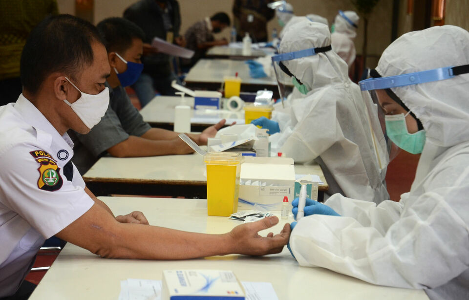 Employees of a Jakarta company undergo mass testing for coronavirus. (Beritasatu Photo)