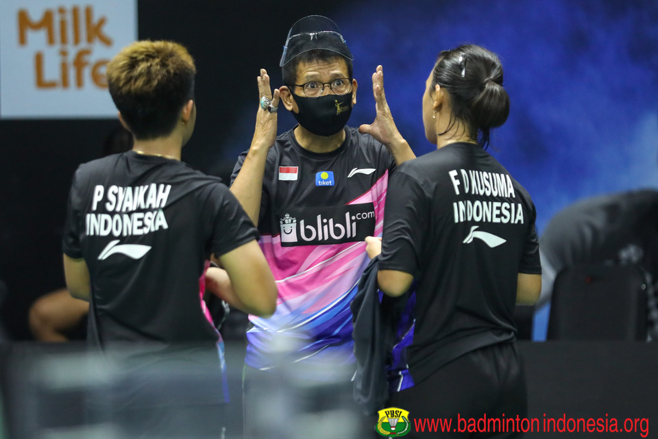 Coach Chafidz Yusuf, center, briefs two female players during Uber Cup simulation games in Jakarta on Sept. 10, 2020. (Photo courtesy of PBSI)