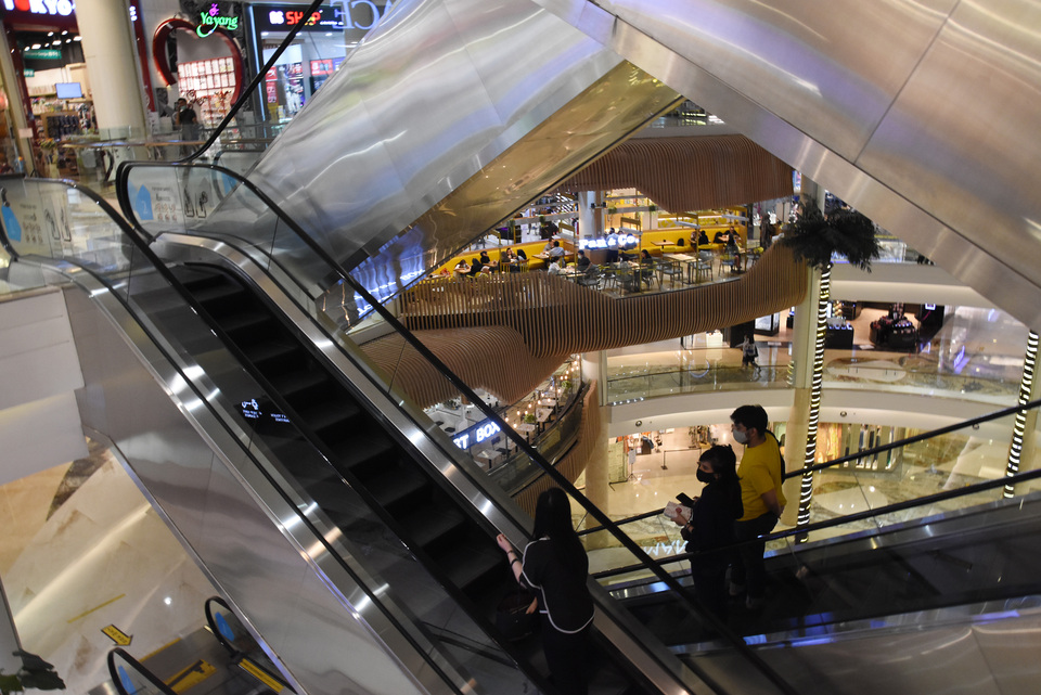 Several visitors ride escalators at a shopping mall in Jakarta last Wednesday. (Antara Photo/Indrianto Eko Suwarso)