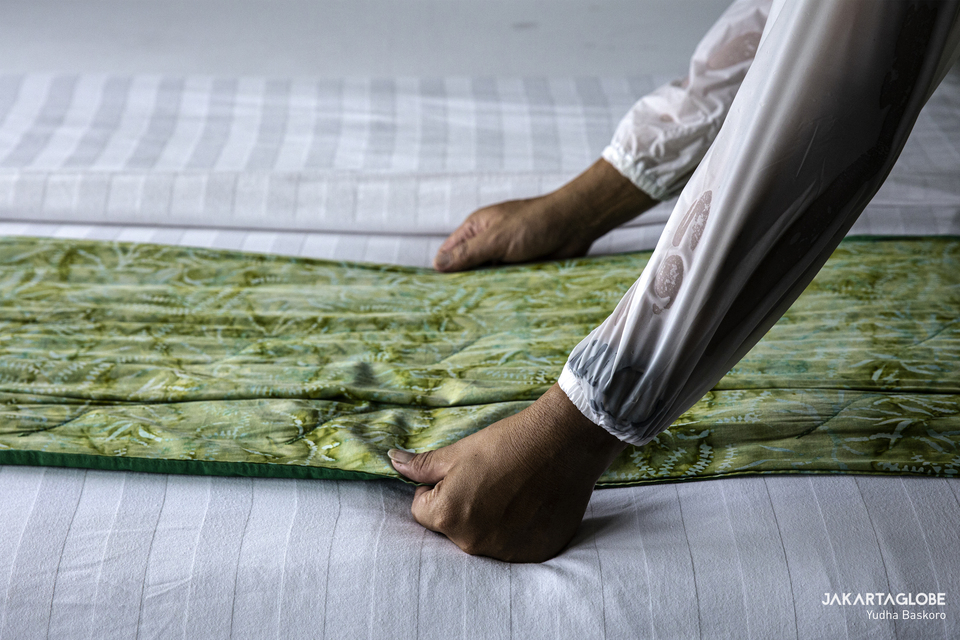 A hotel staff prepares bed inside hotel room in Green Hotel Bekasi in West Java on Thursday (24/09). (JG Photo/Yudha Baskoro)