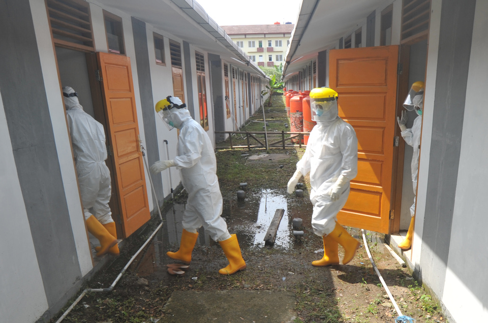 Medical workers inspect Covid-19 patients at a makeshift isolation facility in Padang, West Sumatra, on Sept. 25, 2020. The facility occupies a newly-built housing complex intended for fishermen. (Antara Photo/Iggoy el Fitra)