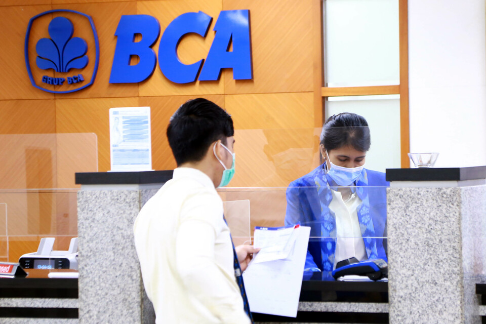 This undated photo showed a customer seeks to complete a transaction at a Bank Central Asia's branch in Jakarta. (B1 Photo/Mohammad Defrizal)