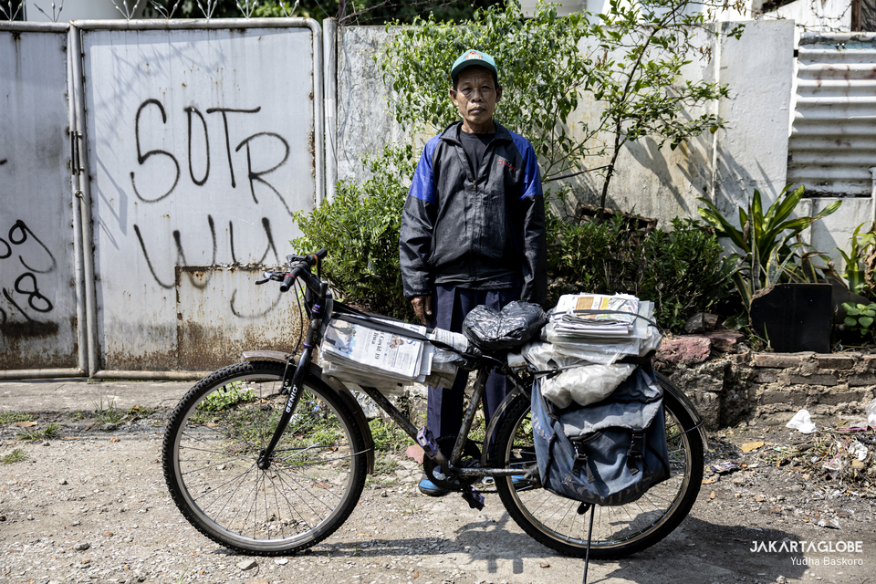 Suyoto, 68, poses with his bike in Tebet, South Jakarta. (JG Photo/Yudha Baskoro)