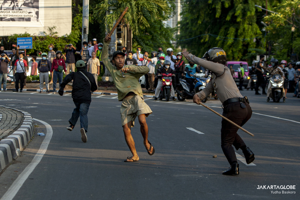 A rioter fights a policeman as a riot breaks out in Palmerah, West Jakarta on Wednesday. (JG Photo/Yudha Baskoro)