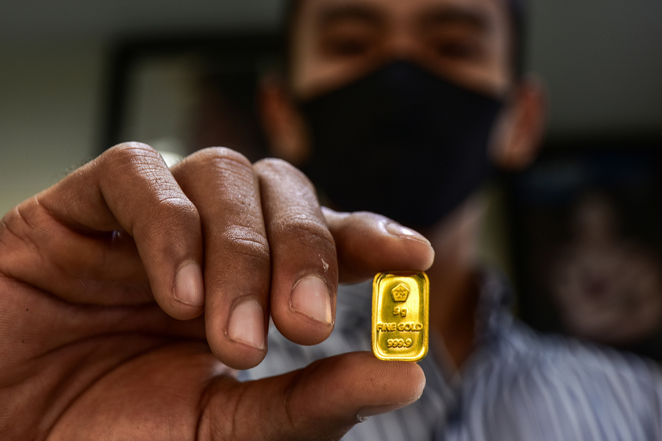A man shows a piece of pure gold at a jewelry shop in Pekanbaru, Riau last July. (Antara Photo/FB Anggoro)