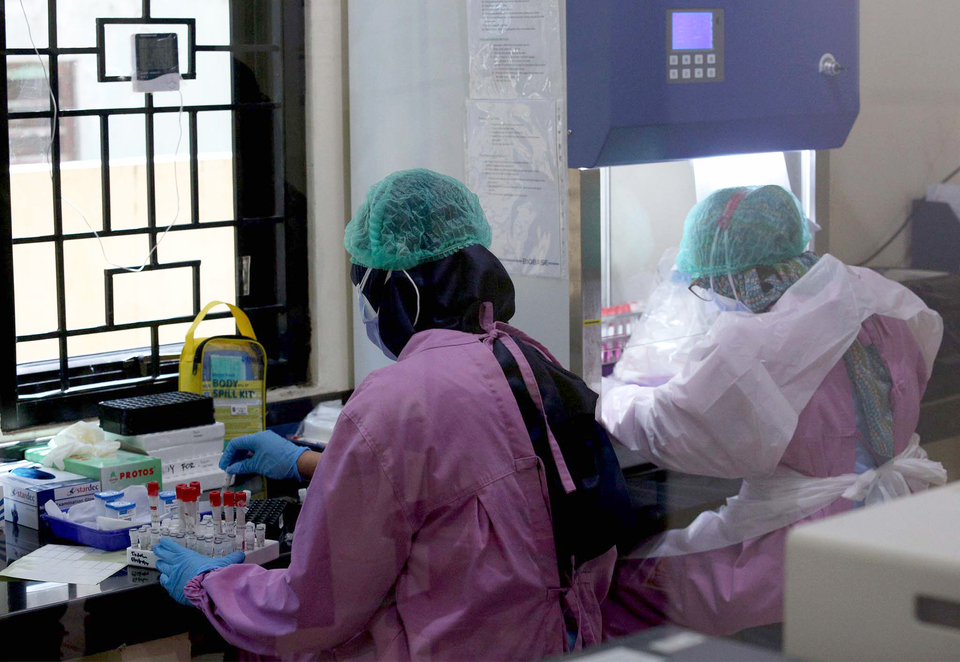 Laboratory staff conduct polymerase chain reaction test to detect coronavirus in Depok, West Java, on Oct. 2, 2020. (Beritasatu Photo/Joanito De Saojoao)