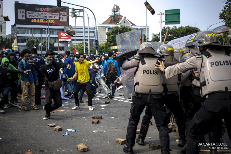 Student clashed with police during riot in Harmoni, Central Jakarta on Thursday (08/10). (JG Photo/Yudha Baskoro)