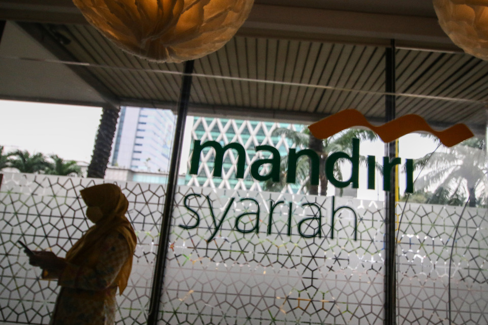 A customers stands inside the office of Syariah Mandiri Bank in Jakarta on Oct. 14, 2020. (Antara Photo/Rivan Awal Lingga)