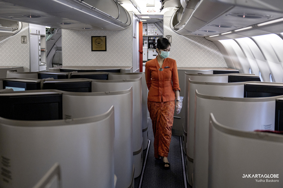 Flight attendant walks on the business class aisle of a Garuda Indonesia plane at Ngurah Rai International Airports in Denpasar, Bali on Wednesday (21/10). (JG Photo/Yudha Baskoro)