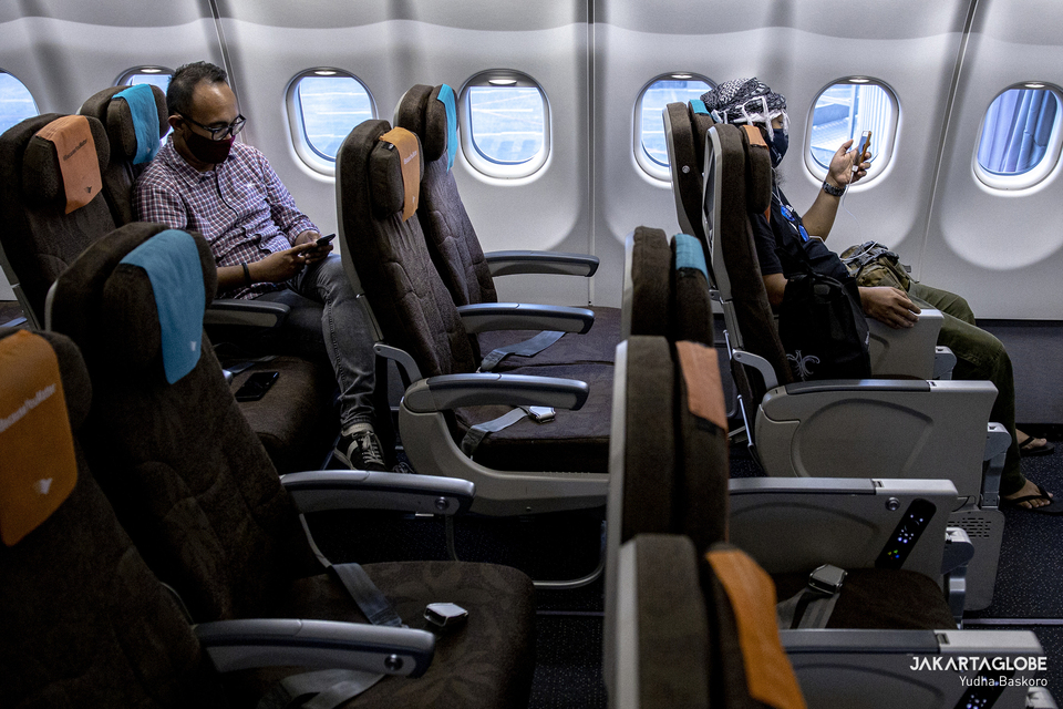 Passengers of a Garuda Indonesia plane are separated between seats. (JG Photo/Yudha Baskoro)