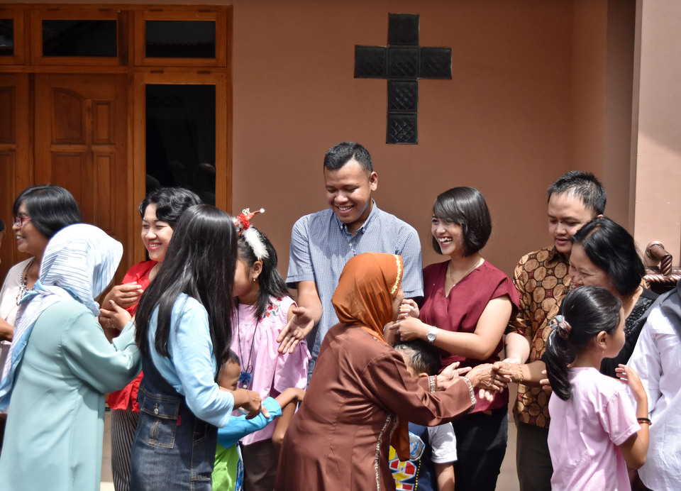 Several Muslims gave Christmas wishes to Christians in Losari Sawahan Village, Semarang, on Dec. 25, 2018. (Antara Photo/Aditya Pradana Putra)